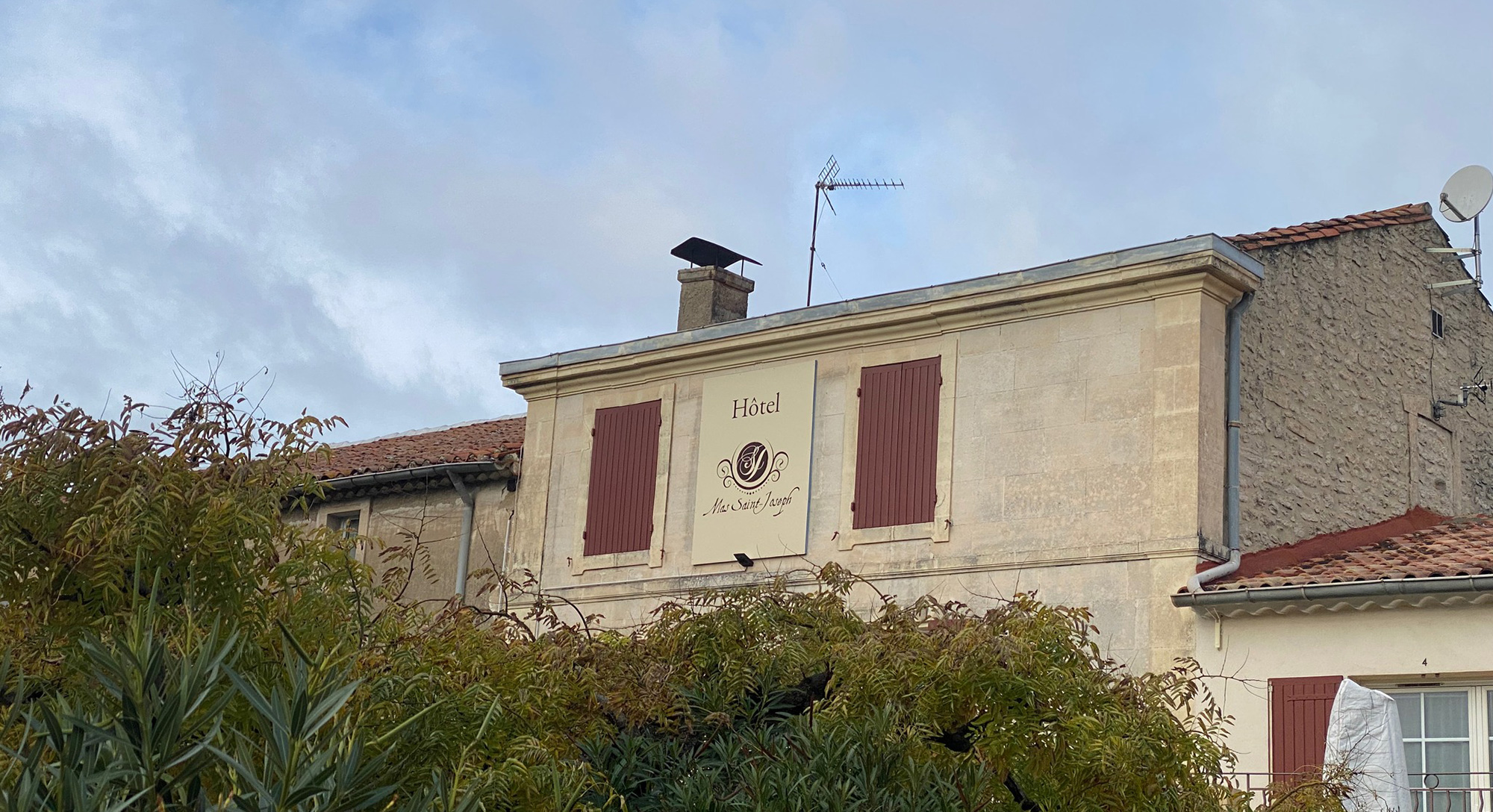 Rénovation et pose de panneaux pour l'Hôtel Mas Saint-Joseph à Saint-Rémy-de-Provence